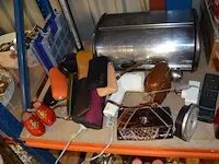 Brooddoos, taarschotel, elektrisch mes moulinex, handmixer primo, stoomstrijkijzer philips, radio philips, ca. 50 cd's, doos met bestek en keuken benodigdheden, elektrische verwarming - afbeelding 9 van  12
