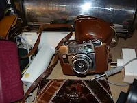 Brooddoos, taarschotel, elektrisch mes moulinex, handmixer primo, stoomstrijkijzer philips, radio philips, ca. 50 cd's, doos met bestek en keuken benodigdheden, elektrische verwarming - afbeelding 11 van  12