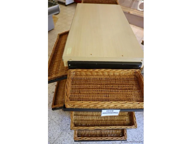 Broodstelling v.v. diverse broodmanden - 157x80x102cm - afbeelding 2 van  6
