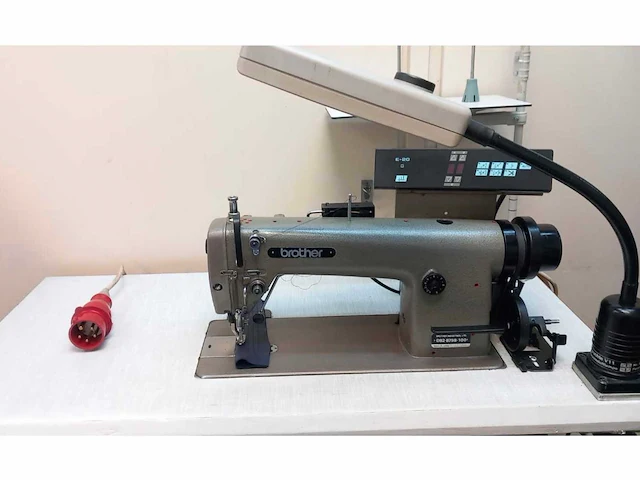 Brother db2-b798-100 industriële naaimachine - afbeelding 1 van  5