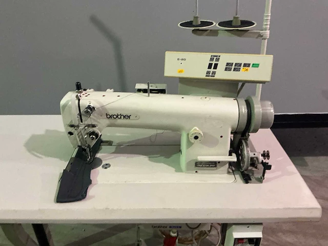 Brother db2-b798-300 industriële naaimachine - afbeelding 6 van  16