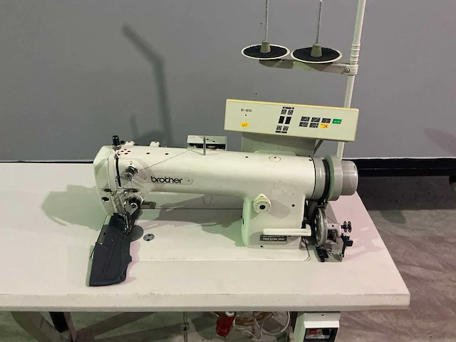 Brother db2-b798-300 industriële naaimachine - afbeelding 10 van  16