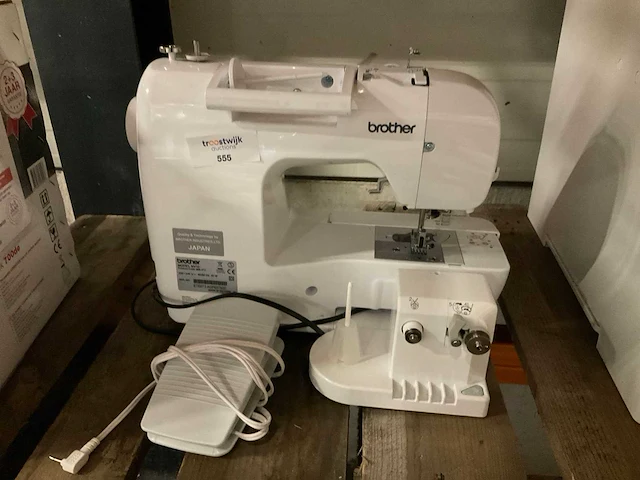 Brother nv10 naaimachine - afbeelding 1 van  2