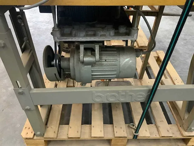 Brother/pfaff professionele naaimachine (2x) en afkortzaag - afbeelding 4 van  21