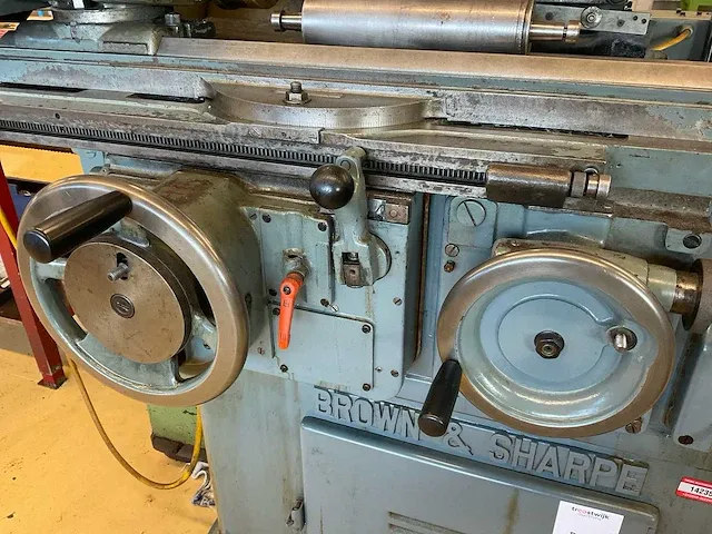 Brown & sharpe 525-13 universele gereedschapslijpmachine - afbeelding 30 van  33