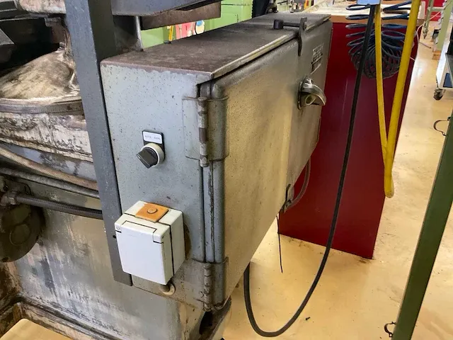 Brown & sharpe no. 13 universele gereedschapslijpmachine - afbeelding 16 van  28