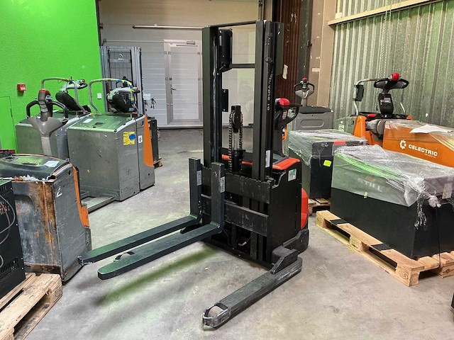 Bt - staxio - stackers - 2009 - afbeelding 1 van  6