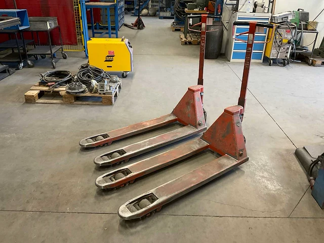 Bt lifter hand hydraulische palletwagen (2x) - afbeelding 2 van  3