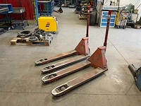 Bt lifter hand hydraulische palletwagen (2x) - afbeelding 2 van  3