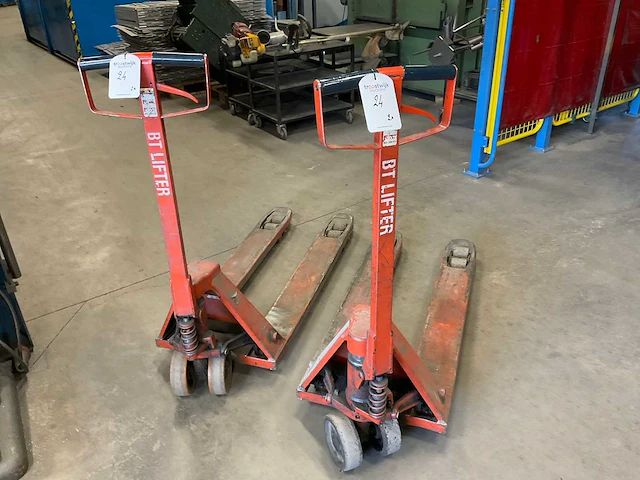 Bt lifter hand hydraulische palletwagen (2x) - afbeelding 3 van  3