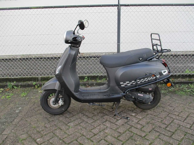 Btc - bromscooter - riva efi - scooter - afbeelding 1 van  11