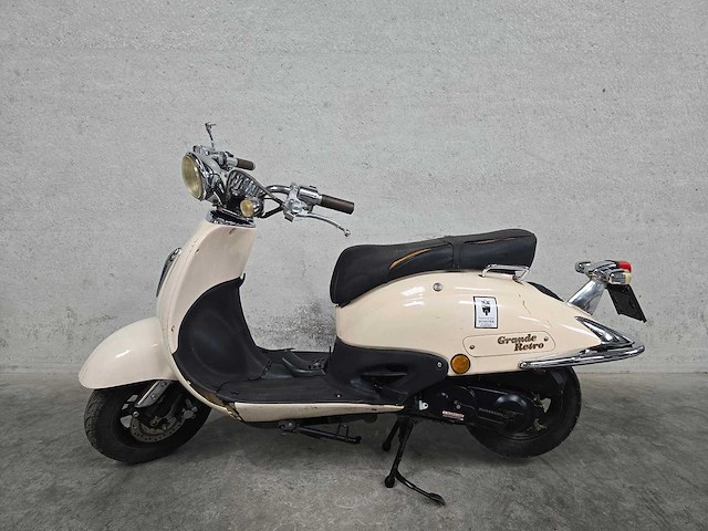 Btc - snorscooter - grande retro - 4t 25km uitvoering dgj70r - afbeelding 1 van  7
