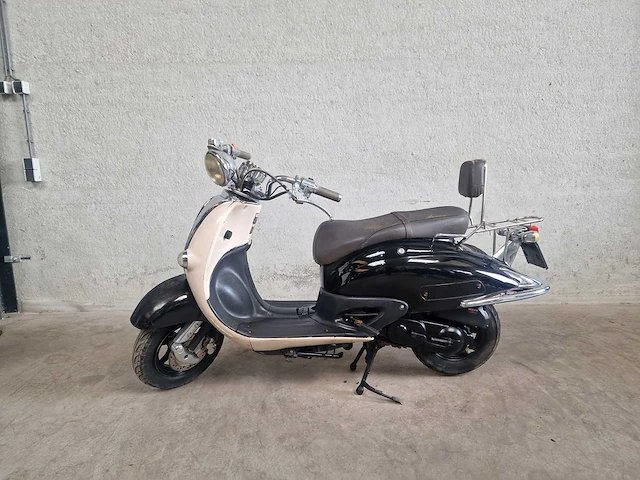 Btc - snorscooter - grande retro gt2 - 4t 25km uitvoering dnl38p - afbeelding 1 van  7