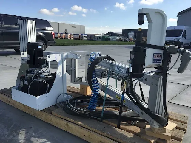 Btm s-17014 clinching press on s-17046 pneumatic tapping arm - afbeelding 1 van  11