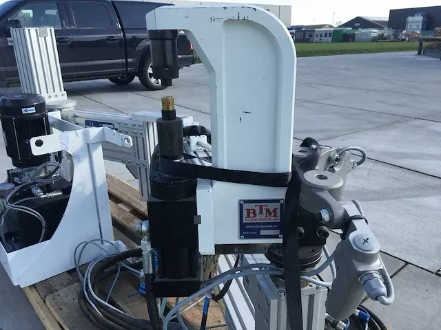 Btm s-17014 clinching press on s-17046 pneumatic tapping arm - afbeelding 5 van  11