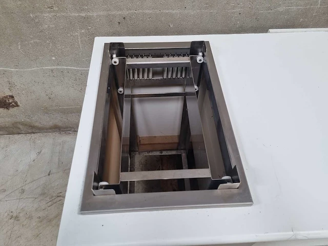 Buffetkast voorzien van dienbladen- / borden dispenser - afbeelding 3 van  4