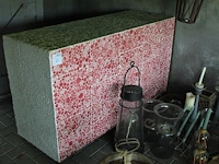 Buitenbar met mozaïek bekleed. afmeting 150 x 52 x 90cm. voorzien van 3 schuifrekjes en 2 opbergvakken