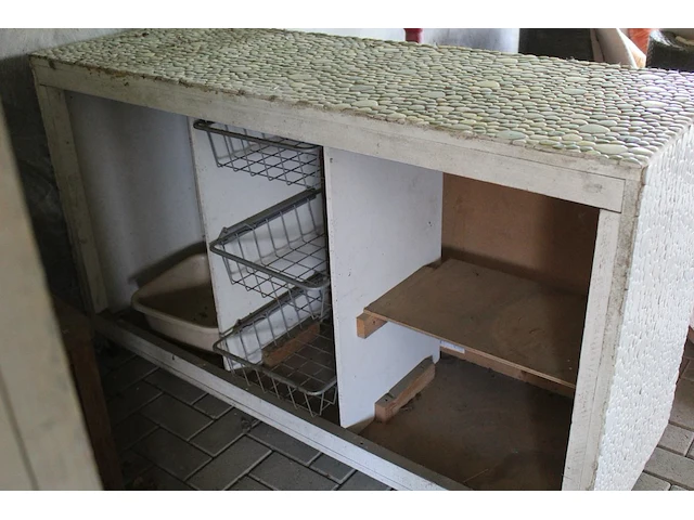 Buitenbar met mozaïek bekleed. afmeting 150 x 52 x 90cm. voorzien van 3 schuifrekjes en 2 opbergvakken - afbeelding 2 van  4