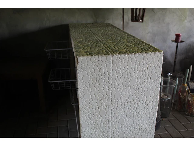 Buitenbar met mozaïek bekleed. afmeting 150 x 52 x 90cm. voorzien van 3 schuifrekjes en 2 opbergvakken - afbeelding 3 van  4