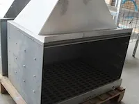 Buitenhaardbehuizing gardeco, binnenmaten 73,5 x 49,5 cm hoogte exclusief rooster 37 cm. met rooster en aslade - afbeelding 2 van  3