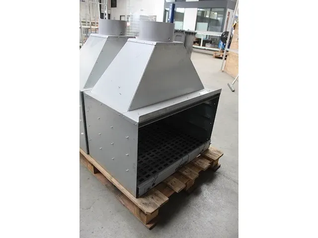 Buitenhaardbehuizing gardeco, binnenmaten 73,5 x 49,5 cm hoogte exclusief rooster 37 cm. met rooster en aslade - afbeelding 2 van  2