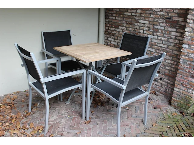 Buitenterras betaande uit 32 stapelbare aluminium stoelen met stoffen zitting en 18 horecatafels met afmeti... - afbeelding 1 van  6
