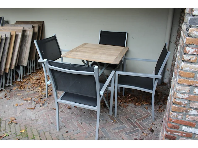 Buitenterras betaande uit 32 stapelbare aluminium stoelen met stoffen zitting en 18 horecatafels met afmeti... - afbeelding 2 van  6