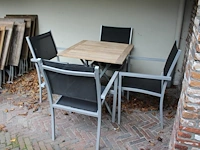 Buitenterras betaande uit 32 stapelbare aluminium stoelen met stoffen zitting en 18 horecatafels met afmeti... - afbeelding 2 van  6