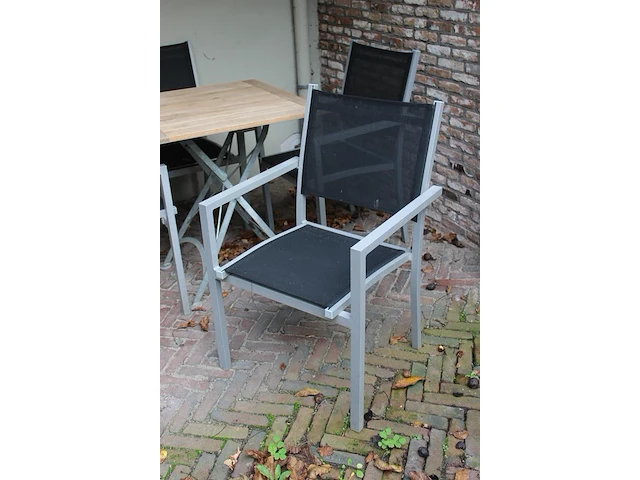 Buitenterras betaande uit 32 stapelbare aluminium stoelen met stoffen zitting en 18 horecatafels met afmeti... - afbeelding 3 van  6