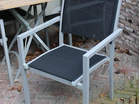 Buitenterras betaande uit 32 stapelbare aluminium stoelen met stoffen zitting en 18 horecatafels met afmeti... - afbeelding 3 van  6