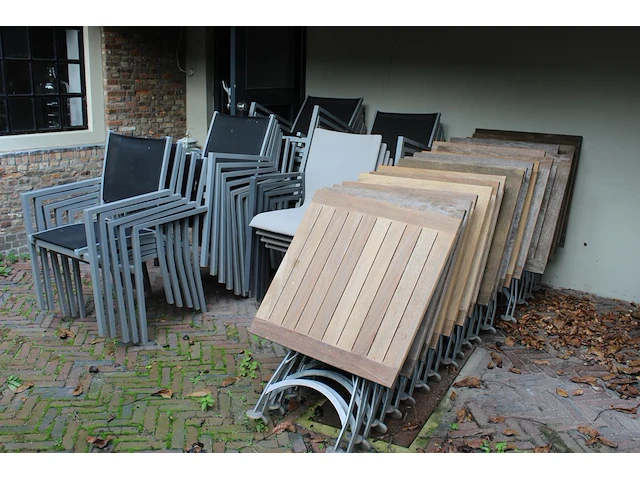 Buitenterras betaande uit 32 stapelbare aluminium stoelen met stoffen zitting en 18 horecatafels met afmeti... - afbeelding 4 van  6