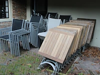 Buitenterras betaande uit 32 stapelbare aluminium stoelen met stoffen zitting en 18 horecatafels met afmeti... - afbeelding 4 van  6