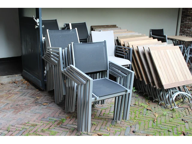 Buitenterras betaande uit 32 stapelbare aluminium stoelen met stoffen zitting en 18 horecatafels met afmeti... - afbeelding 5 van  6