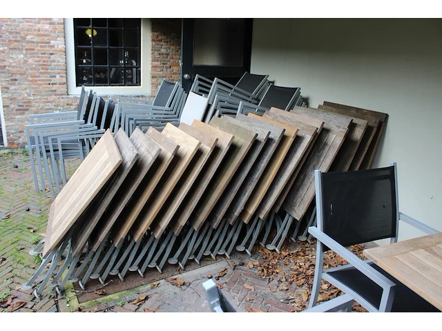 Buitenterras betaande uit 32 stapelbare aluminium stoelen met stoffen zitting en 18 horecatafels met afmeti... - afbeelding 6 van  6