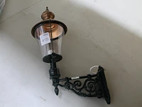 Buitenwandlamp groen met messing/koperen kap en hoogte 80 cm.