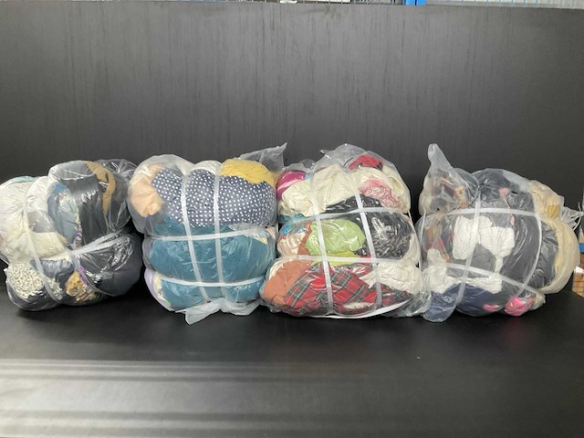Bulkverpakking vintage kleding (4x) - afbeelding 1 van  5