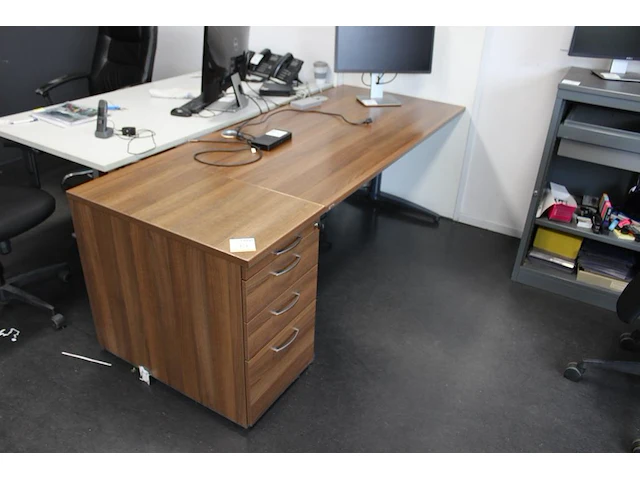 Bureau assmann met aaneengesloten ladekast. afmeting 202 x 80 x 72 cm. - afbeelding 1 van  2
