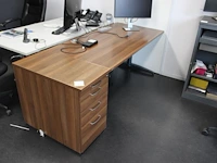 Bureau assmann met aaneengesloten ladekast. afmeting 202 x 80 x 72 cm. - afbeelding 1 van  2