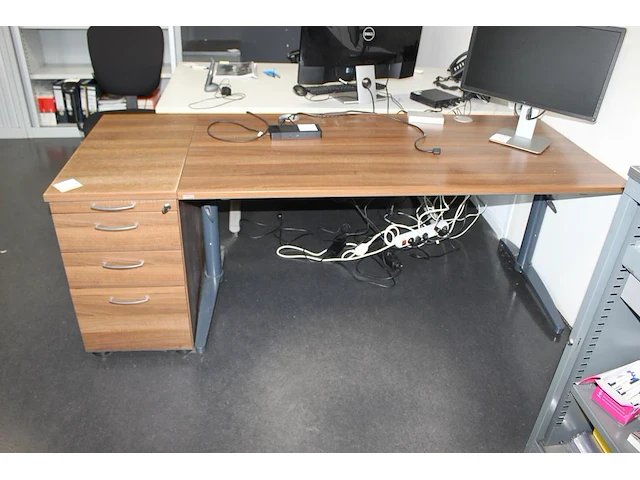 Bureau assmann met aaneengesloten ladekast. afmeting 202 x 80 x 72 cm. - afbeelding 2 van  2