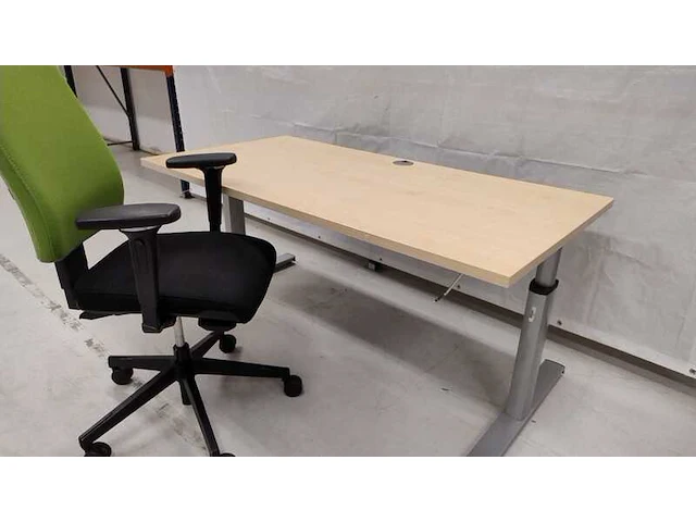 Bureau en bureaustoel giroflex - afbeelding 1 van  9