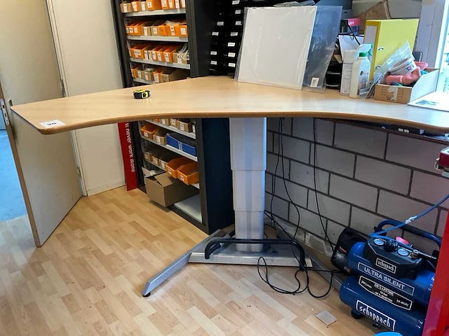 Bureau en tafel - afbeelding 1 van  6