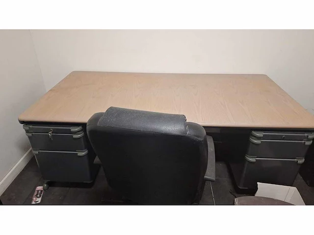 Bureau incl. bureaustoel - afbeelding 1 van  3