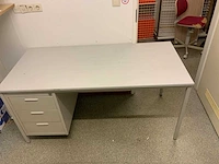 Bureau met 2 bureaustoelen - afbeelding 3 van  4