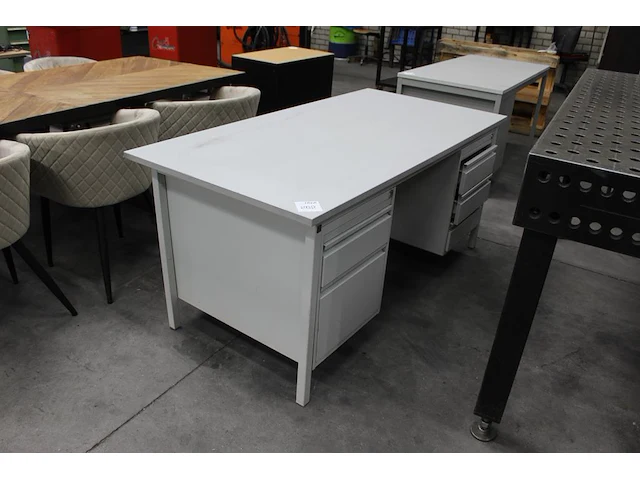 Bureau met 2 vaste ladekasten. afmeting 170 x 85 x 76 cm - afbeelding 1 van  2