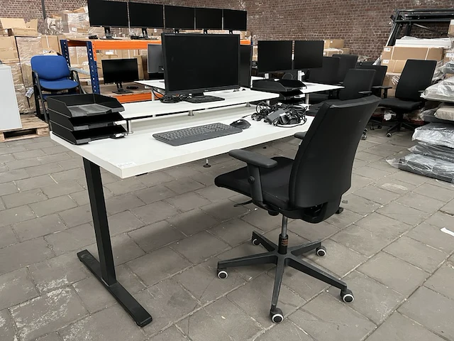 Bureau met bureaustoel, scherm, toetsenbord, muis w.o. iiyama, logi - afbeelding 1 van  8