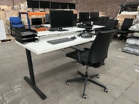 Bureau met bureaustoel, scherm, toetsenbord, muis w.o. iiyama, logi - afbeelding 1 van  8