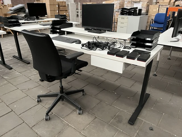 Bureau met bureaustoel, scherm, toetsenbord, muis w.o. iiyama, logi - afbeelding 2 van  8