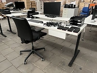 Bureau met bureaustoel, scherm, toetsenbord, muis w.o. iiyama, logi - afbeelding 2 van  8