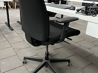 Bureau met bureaustoel, scherm, toetsenbord, muis w.o. iiyama, logi - afbeelding 3 van  8