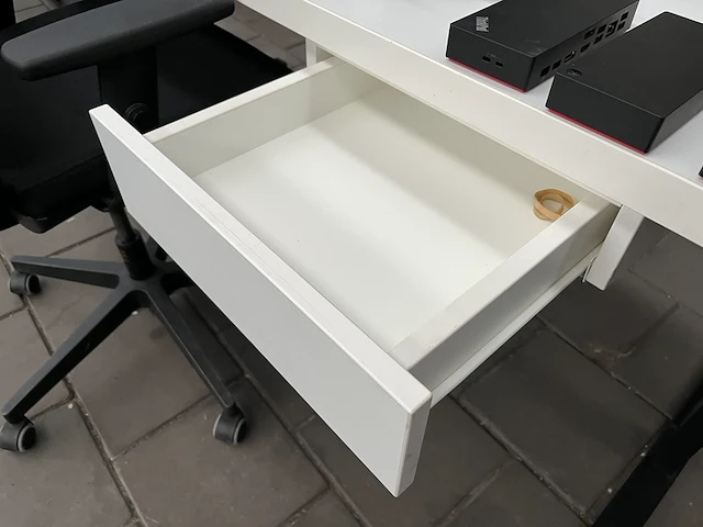 Bureau met bureaustoel, scherm, toetsenbord, muis w.o. iiyama, logi - afbeelding 4 van  8